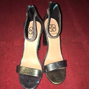 Beautiful pair of multicolor shoe